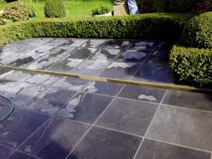 terras in blauwe hardsteen
