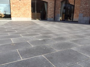 terras in blauwe hardsteen