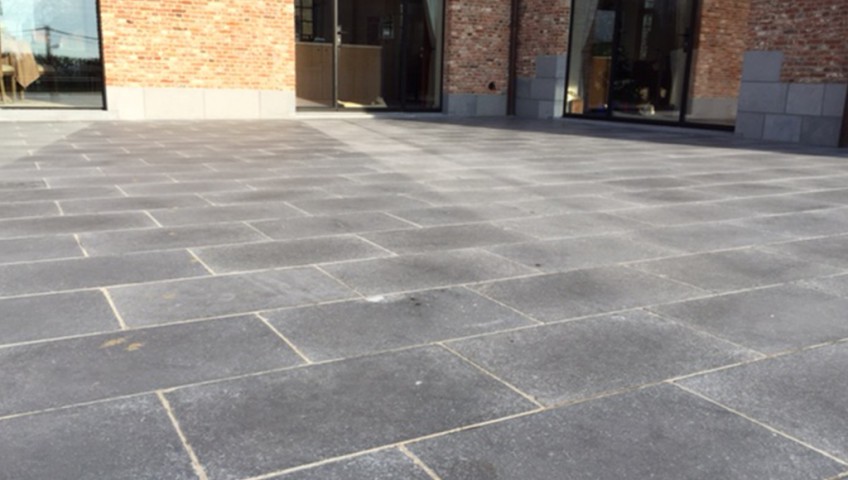 terras in blauwe hardsteen