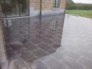 terras in blauwe hardsteen